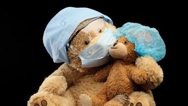 棕色（的）泰迪熊坐在保护塑料眼镜医疗一次性面具蓝色的帽概念儿科黑色的背景